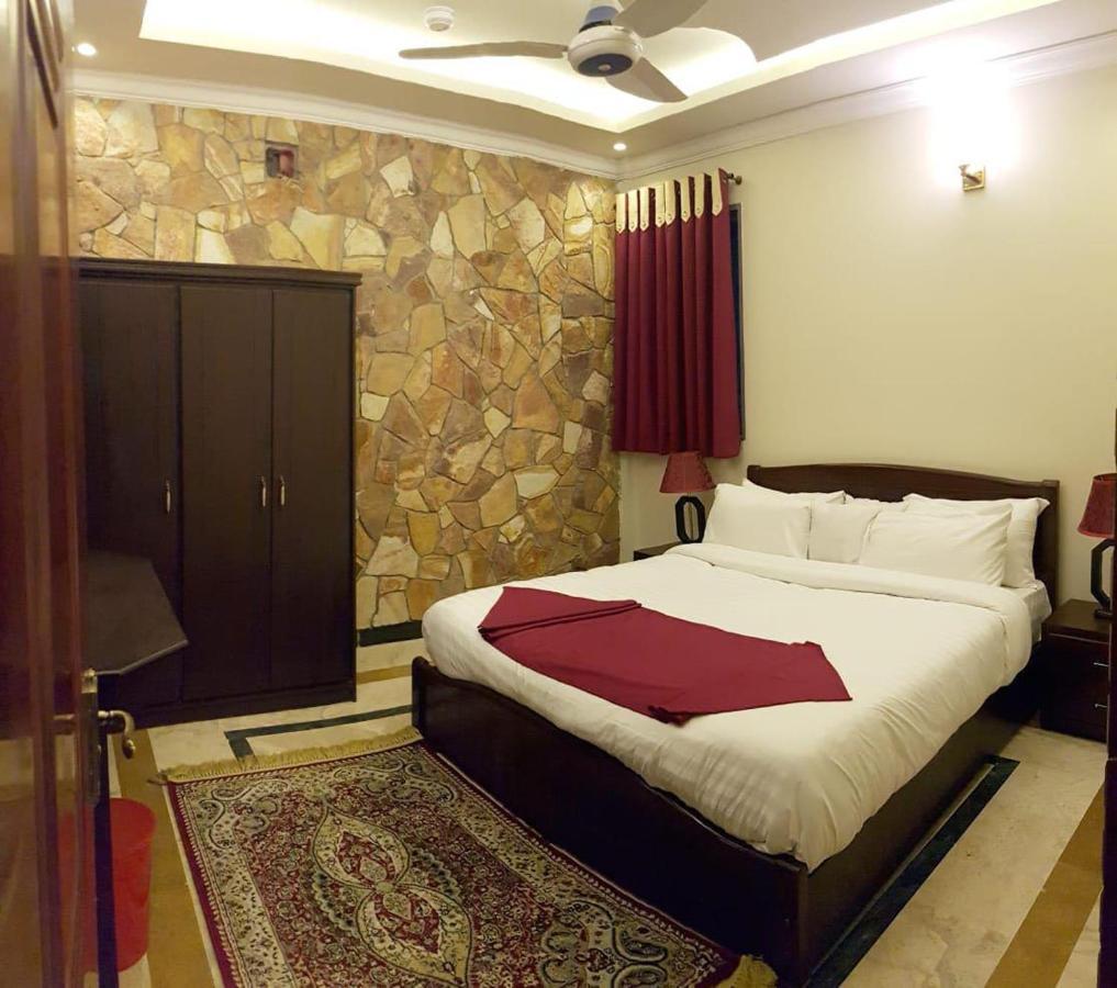 Triple One Hotell Abbottabad Eksteriør bilde